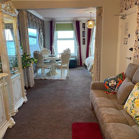 "The Italian" Seafront Apartment Истбурн Экстерьер фото